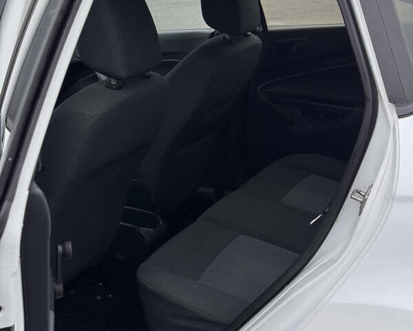 Білий Форд Фієста, об'ємом двигуна 1.39 л та пробігом 102 тис. км за 7400 $, фото 9 на Automoto.ua