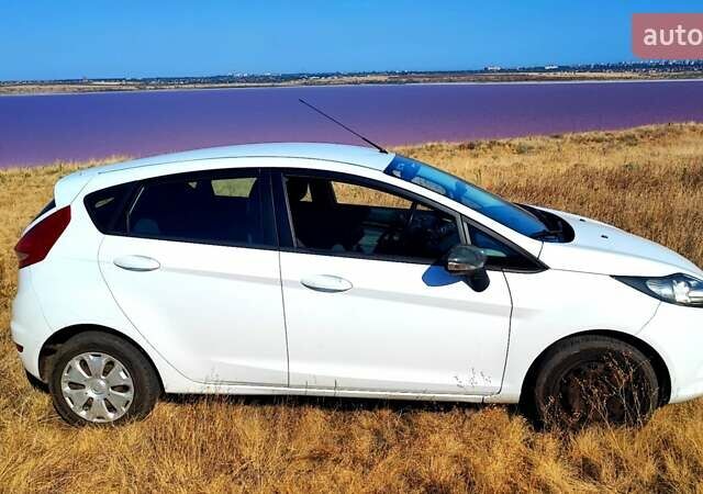 Белый Форд Фиеста, объемом двигателя 1.4 л и пробегом 128 тыс. км за 7900 $, фото 6 на Automoto.ua