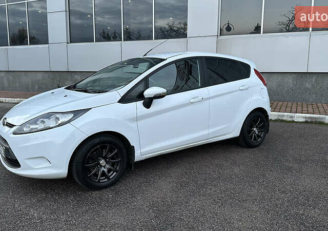 Белый Форд Фиеста, объемом двигателя 1.4 л и пробегом 220 тыс. км за 6950 $, фото 3 на Automoto.ua
