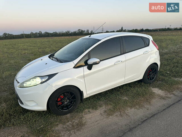 Белый Форд Фиеста, объемом двигателя 1.24 л и пробегом 124 тыс. км за 5800 $, фото 2 на Automoto.ua