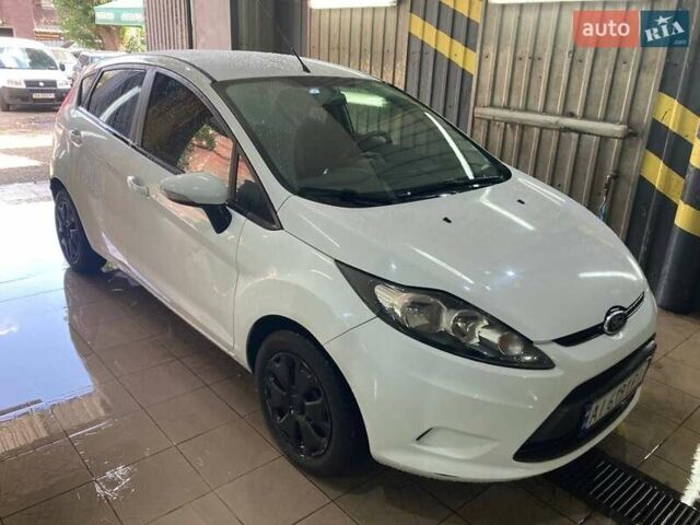 Белый Форд Фиеста, объемом двигателя 1.39 л и пробегом 141 тыс. км за 6700 $, фото 1 на Automoto.ua