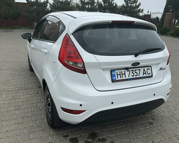 Белый Форд Фиеста, объемом двигателя 1.39 л и пробегом 90 тыс. км за 7500 $, фото 5 на Automoto.ua