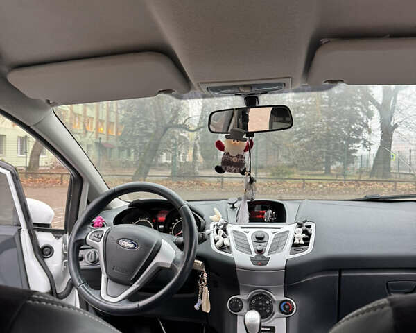 Белый Форд Фиеста, объемом двигателя 1.3 л и пробегом 150 тыс. км за 6200 $, фото 6 на Automoto.ua