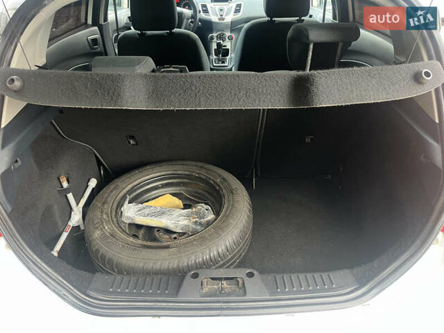 Білий Форд Фієста, об'ємом двигуна 1.39 л та пробігом 222 тис. км за 6800 $, фото 20 на Automoto.ua