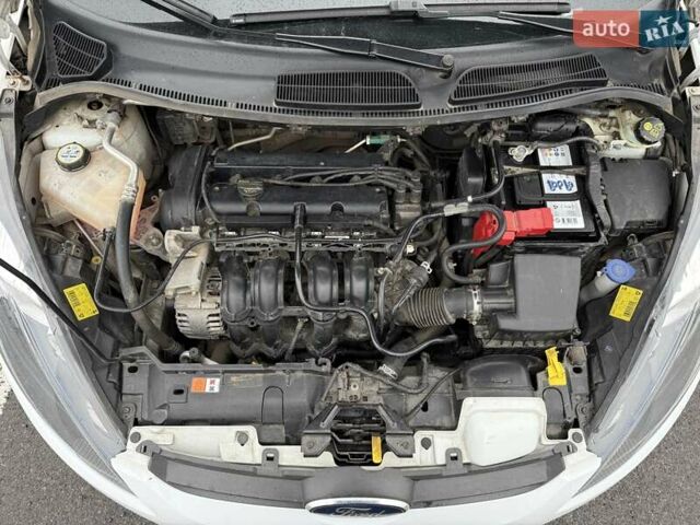 Білий Форд Фієста, об'ємом двигуна 1.4 л та пробігом 49 тис. км за 7500 $, фото 21 на Automoto.ua