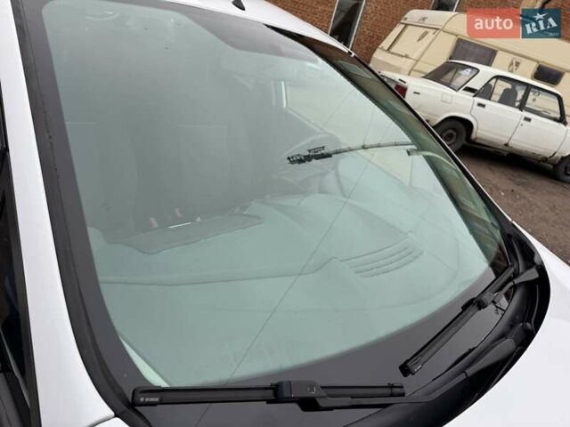 Белый Форд Фиеста, объемом двигателя 1.3 л и пробегом 117 тыс. км за 6400 $, фото 24 на Automoto.ua