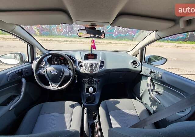 Белый Форд Фиеста, объемом двигателя 1.56 л и пробегом 287 тыс. км за 5500 $, фото 4 на Automoto.ua
