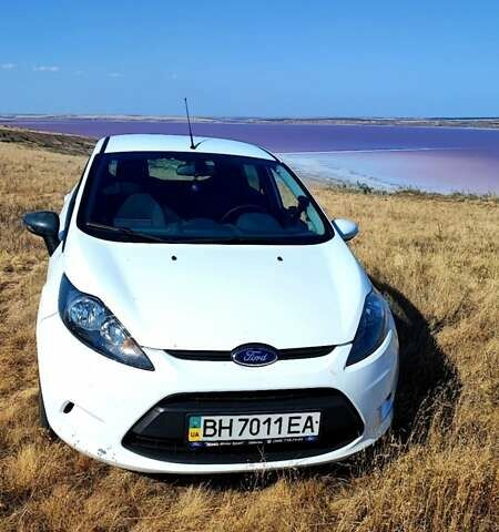 Белый Форд Фиеста, объемом двигателя 1.4 л и пробегом 128 тыс. км за 7900 $, фото 5 на Automoto.ua