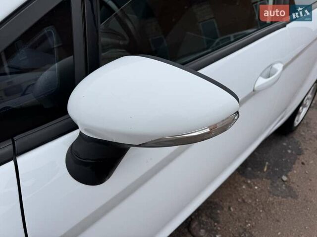 Белый Форд Фиеста, объемом двигателя 1.3 л и пробегом 117 тыс. км за 6400 $, фото 10 на Automoto.ua