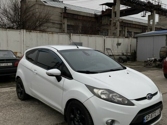 Белый Форд Фиеста, объемом двигателя 1.4 л и пробегом 230 тыс. км за 5400 $, фото 1 на Automoto.ua