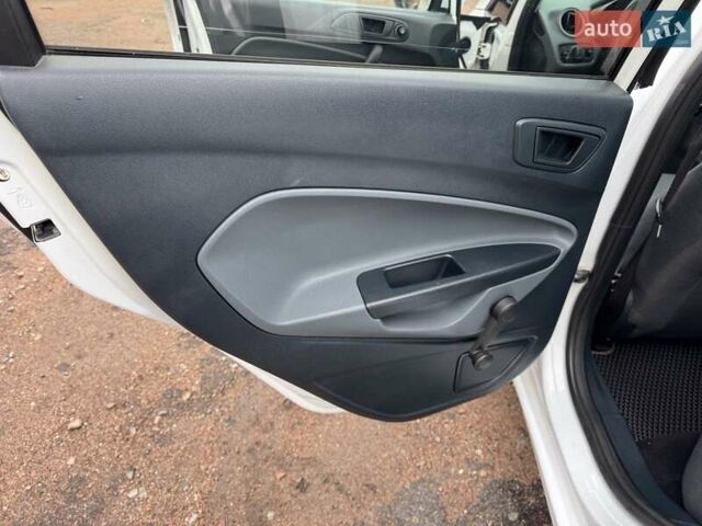 Белый Форд Фиеста, объемом двигателя 1.3 л и пробегом 117 тыс. км за 6400 $, фото 30 на Automoto.ua