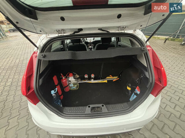 Белый Форд Фиеста, объемом двигателя 1.24 л и пробегом 212 тыс. км за 5400 $, фото 13 на Automoto.ua