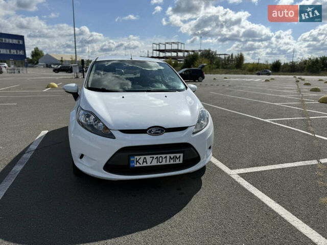 Белый Форд Фиеста, объемом двигателя 1.4 л и пробегом 44 тыс. км за 8700 $, фото 3 на Automoto.ua