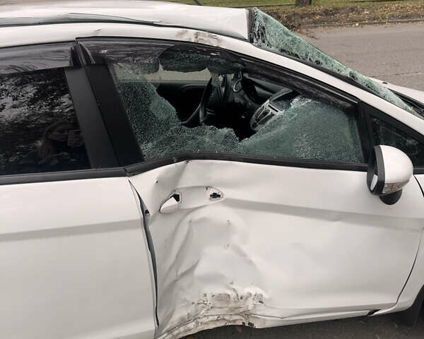 Белый Форд Фиеста, объемом двигателя 1.2 л и пробегом 103 тыс. км за 2500 $, фото 3 на Automoto.ua