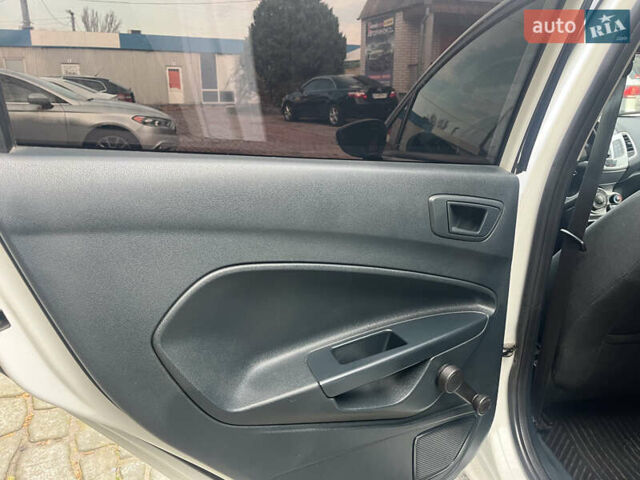 Білий Форд Фієста, об'ємом двигуна 1.39 л та пробігом 222 тис. км за 6800 $, фото 16 на Automoto.ua