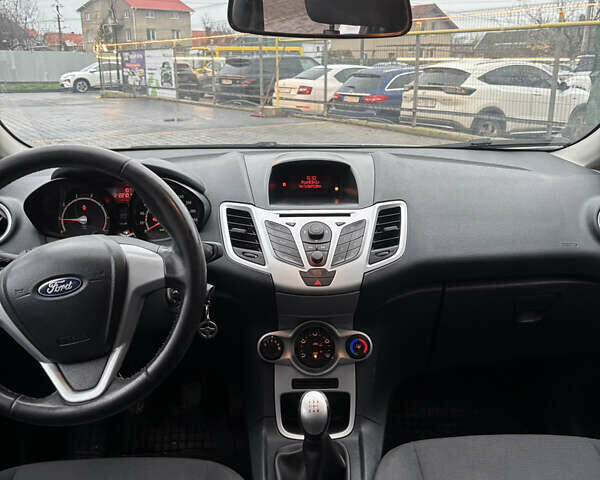 Белый Форд Фиеста, объемом двигателя 1.24 л и пробегом 212 тыс. км за 5400 $, фото 9 на Automoto.ua