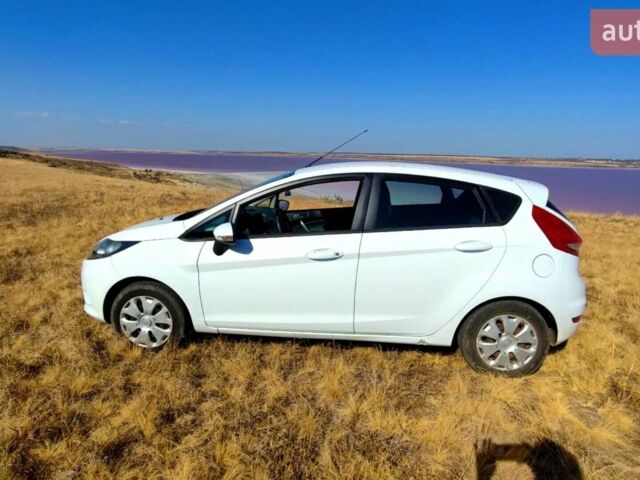 Белый Форд Фиеста, объемом двигателя 1.4 л и пробегом 128 тыс. км за 7900 $, фото 3 на Automoto.ua