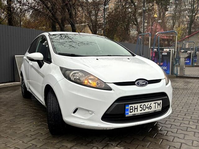 Белый Форд Фиеста, объемом двигателя 1.2 л и пробегом 212 тыс. км за 5400 $, фото 1 на Automoto.ua