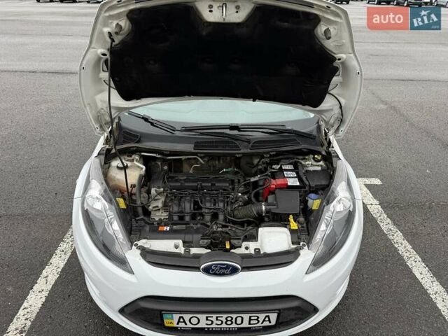 Білий Форд Фієста, об'ємом двигуна 1.4 л та пробігом 49 тис. км за 7500 $, фото 20 на Automoto.ua