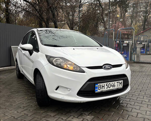 Белый Форд Фиеста, объемом двигателя 1.24 л и пробегом 212 тыс. км за 5400 $, фото 1 на Automoto.ua
