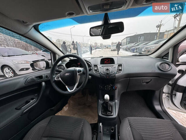 Білий Форд Фієста, об'ємом двигуна 1.4 л та пробігом 233 тис. км за 4800 $, фото 19 на Automoto.ua