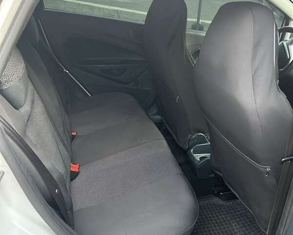 Белый Форд Фиеста, объемом двигателя 1.2 л и пробегом 140 тыс. км за 6700 $, фото 7 на Automoto.ua