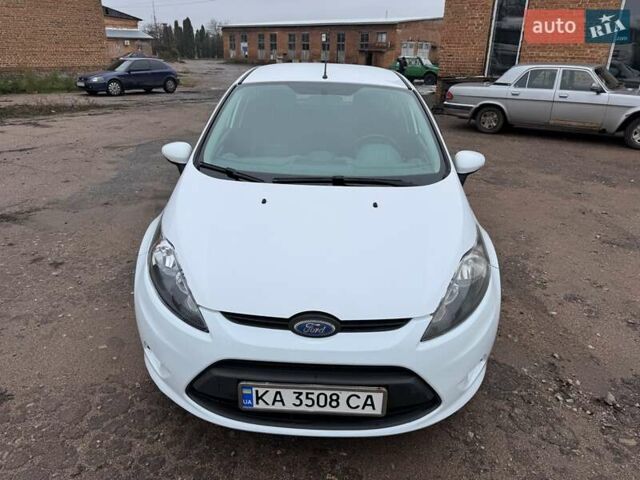 Белый Форд Фиеста, объемом двигателя 1.3 л и пробегом 117 тыс. км за 6400 $, фото 1 на Automoto.ua