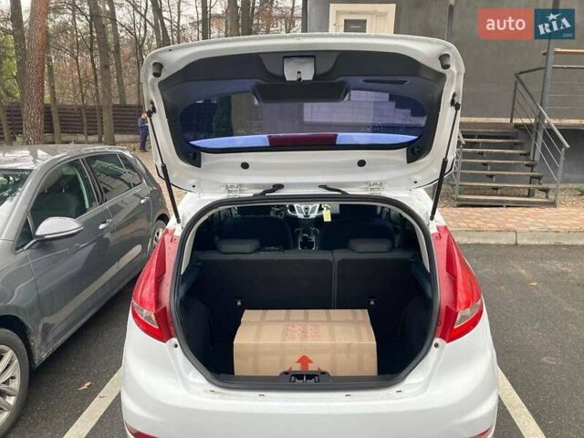 Белый Форд Фиеста, объемом двигателя 1.4 л и пробегом 140 тыс. км за 7300 $, фото 6 на Automoto.ua