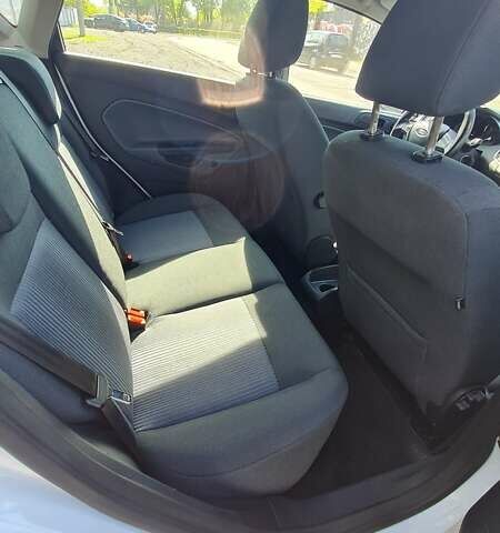 Белый Форд Фиеста, объемом двигателя 1.56 л и пробегом 287 тыс. км за 5500 $, фото 5 на Automoto.ua