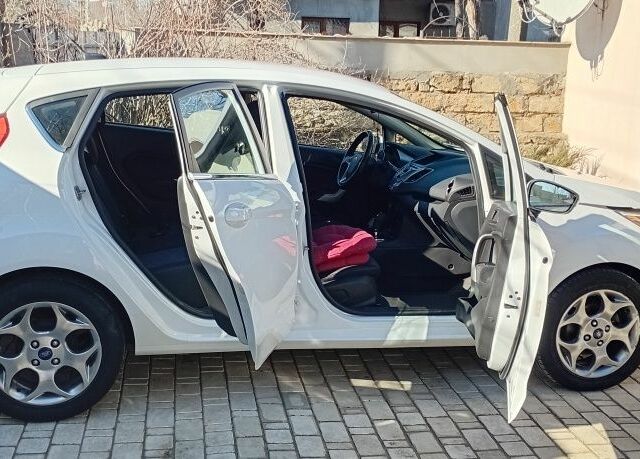 Белый Форд Фиеста, объемом двигателя 0 л и пробегом 221 тыс. км за 6700 $, фото 2 на Automoto.ua