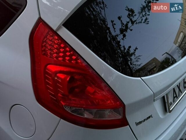 Белый Форд Фиеста, объемом двигателя 1.39 л и пробегом 98 тыс. км за 7500 $, фото 6 на Automoto.ua