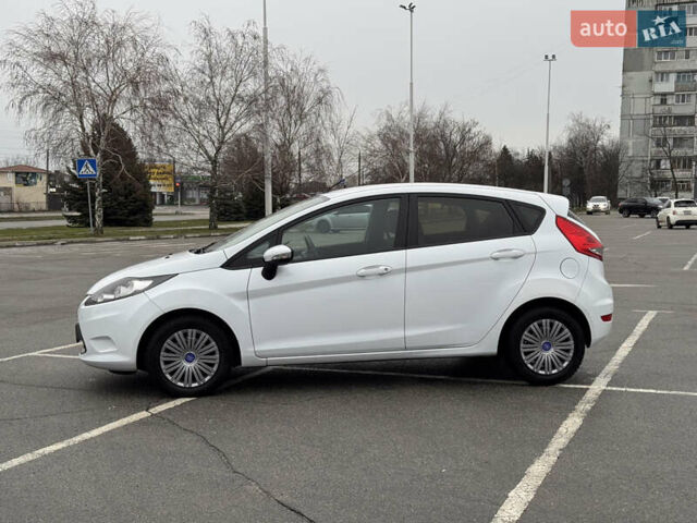 Білий Форд Фієста, об'ємом двигуна 1.39 л та пробігом 102 тис. км за 7400 $, фото 3 на Automoto.ua
