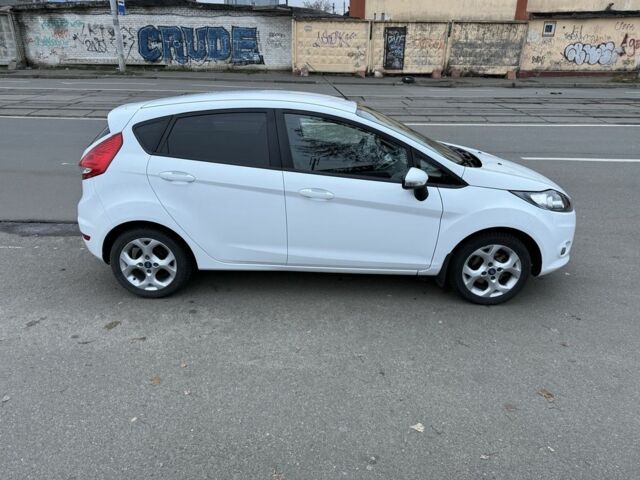 Белый Форд Фиеста, объемом двигателя 1.4 л и пробегом 110 тыс. км за 6950 $, фото 1 на Automoto.ua