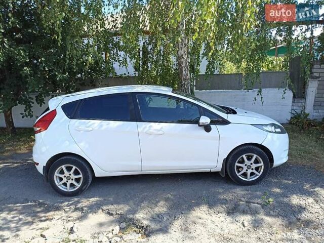 Белый Форд Фиеста, объемом двигателя 1.25 л и пробегом 150 тыс. км за 5000 $, фото 6 на Automoto.ua