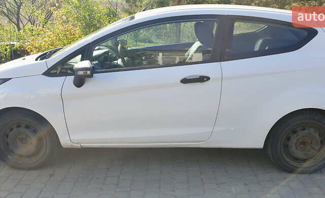 Белый Форд Фиеста, объемом двигателя 1.4 л и пробегом 230 тыс. км за 4500 $, фото 2 на Automoto.ua