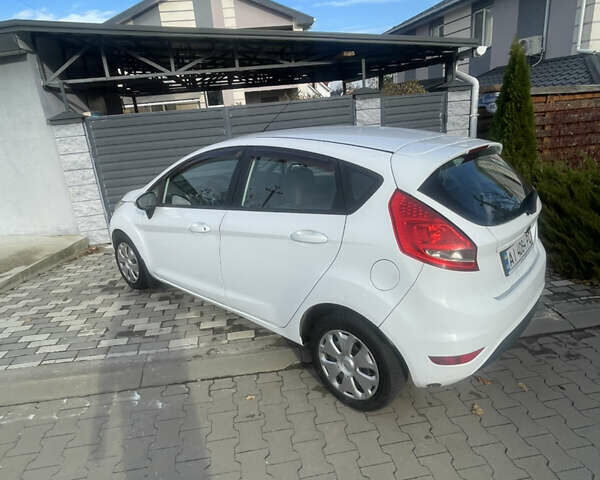 Белый Форд Фиеста, объемом двигателя 1.24 л и пробегом 250 тыс. км за 4900 $, фото 1 на Automoto.ua