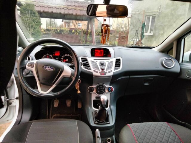 Белый Форд Фиеста, объемом двигателя 1.6 л и пробегом 205 тыс. км за 4500 $, фото 5 на Automoto.ua