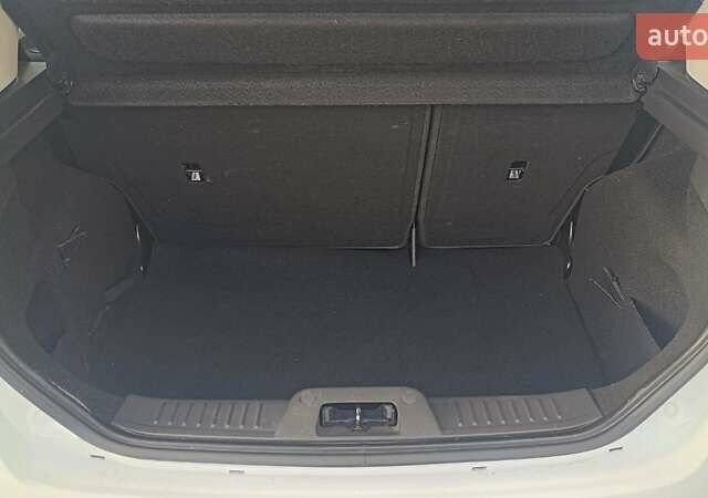 Белый Форд Фиеста, объемом двигателя 1.2 л и пробегом 134 тыс. км за 5556 $, фото 9 на Automoto.ua