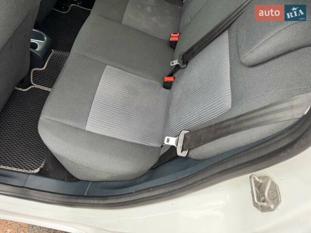 Белый Форд Фиеста, объемом двигателя 1.3 л и пробегом 117 тыс. км за 6400 $, фото 31 на Automoto.ua