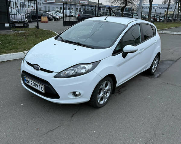 Білий Форд Фієста, об'ємом двигуна 1.39 л та пробігом 110 тис. км за 6950 $, фото 6 на Automoto.ua