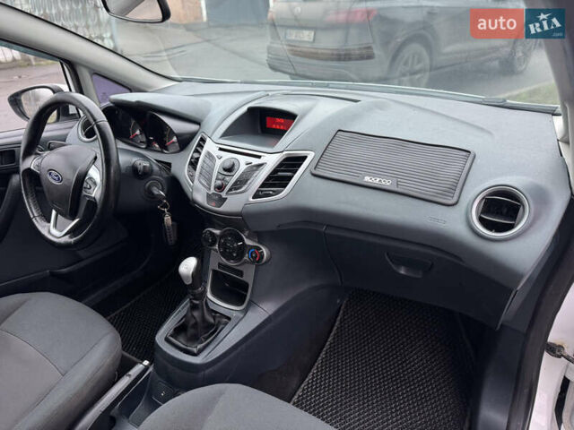 Белый Форд Фиеста, объемом двигателя 1.24 л и пробегом 122 тыс. км за 4900 $, фото 24 на Automoto.ua