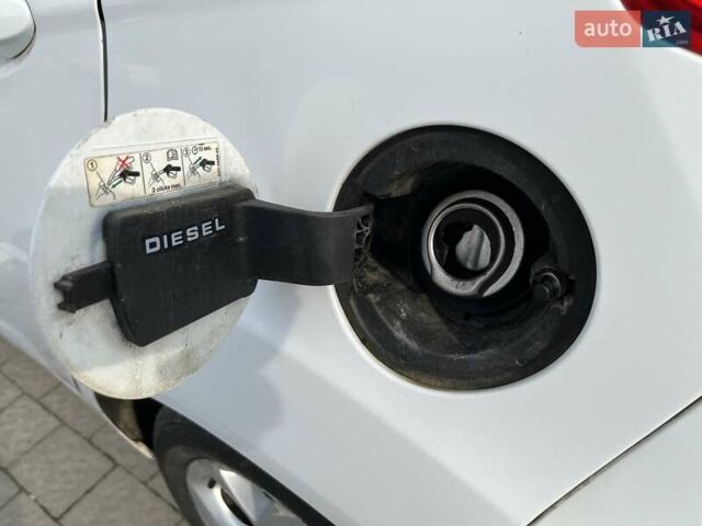 Білий Форд Фієста, об'ємом двигуна 1.4 л та пробігом 234 тис. км за 5000 $, фото 57 на Automoto.ua