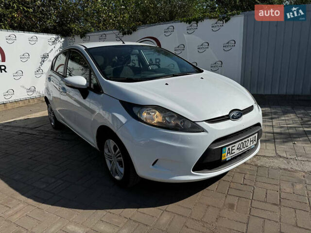Форд Фиеста 2011 в Днепре (Днепропетровске) на Automoto.ua Белый Форд Фиеста, объемом двигателя 1.4 л и пробегом 160 тыс. км за 5999 $, фото 18 на Automoto.ua
