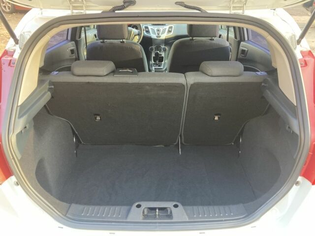 Белый Форд Фиеста, объемом двигателя 1.4 л и пробегом 141 тыс. км за 6900 $, фото 5 на Automoto.ua