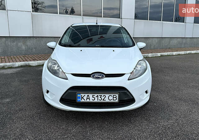 Белый Форд Фиеста, объемом двигателя 1.4 л и пробегом 220 тыс. км за 6950 $, фото 1 на Automoto.ua