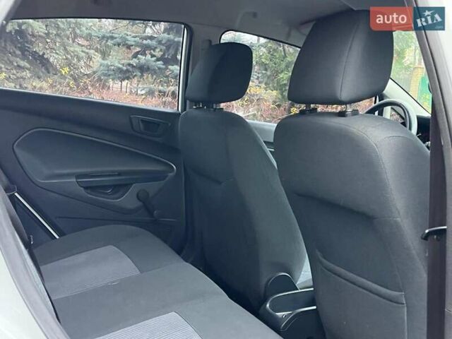 Білий Форд Фієста, об'ємом двигуна 1.4 л та пробігом 240 тис. км за 5990 $, фото 7 на Automoto.ua