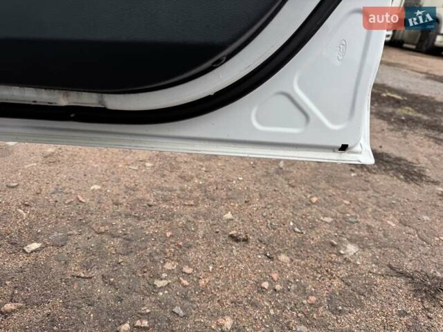 Белый Форд Фиеста, объемом двигателя 1.3 л и пробегом 117 тыс. км за 6400 $, фото 41 на Automoto.ua