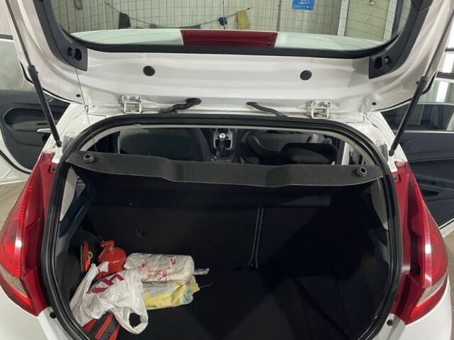 Білий Форд Фієста, об'ємом двигуна 1.4 л та пробігом 125 тис. км за 6000 $, фото 7 на Automoto.ua