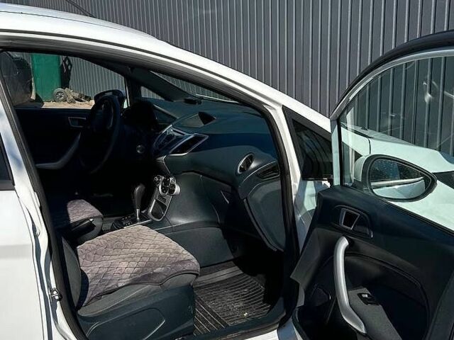Білий Форд Фієста, об'ємом двигуна 1.4 л та пробігом 153 тис. км за 5500 $, фото 8 на Automoto.ua