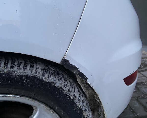 Белый Форд Фиеста, объемом двигателя 1.4 л и пробегом 198 тыс. км за 4399 $, фото 10 на Automoto.ua